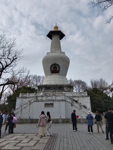白塔前的游人景象