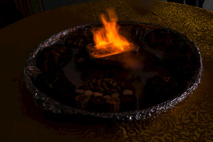 室内燃烧的圆形火盆