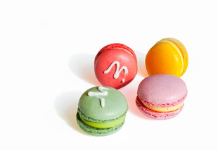 多彩马卡龙甜点展示