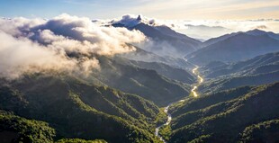 山间云海日出壮丽景观