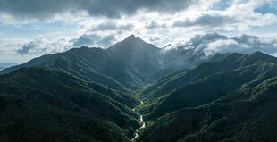 山间河谷壮丽自然景观