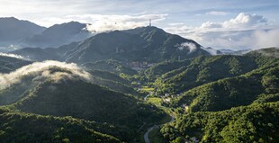 山峦叠翠间的壮美风光