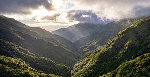 山间美景阳光穿透云雾