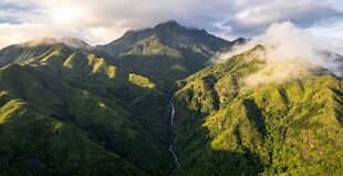 山峦云海间的壮美风光
