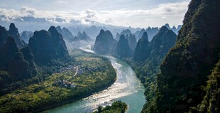 壮丽山河间的蜿蜒河流