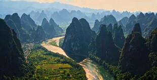 山间蜿蜒公路壮美峰林景