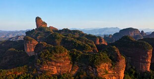 壮丽丹霞山峰景观