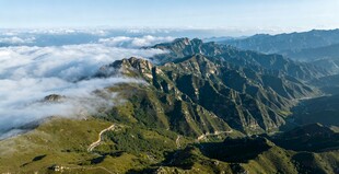 云雾缭绕的壮丽山峦