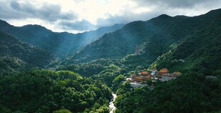 山间美景阳光洒落山谷