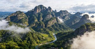 云雾缭绕的壮美山峦