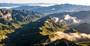 壮丽山峦间的云海美景