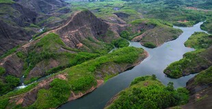 青山绿水间的蜿蜒河流