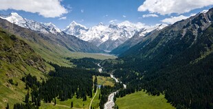 山谷间的壮美自然风光