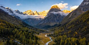 山谷中的壮丽雪山风光
