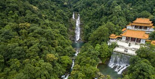 山林间的瀑布与中式建筑