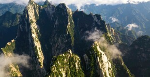 华山壮丽巍峨的高山景观