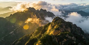 黄山日出云海间的壮丽山峰