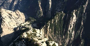 华山巍峨险峻的壮丽高山景色