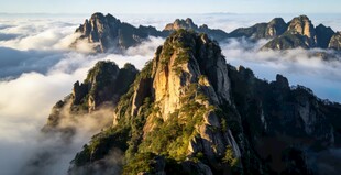 黄山云海环绕的壮丽山峰