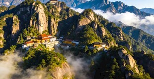 九华山云雾缭绕的壮美山峦