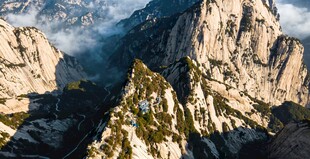 华山巍峨险峻的壮丽高山景色