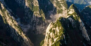 华山壮丽巍峨的高山景观