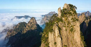 黄山巍峨山峰云海壮丽景观
