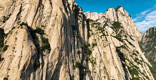 华山巍峨壮观的陡峭山峰