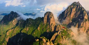 黄山壮丽山景云雾缭绕