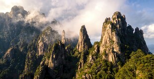 黄山壮丽山峰云雾缭绕景观
