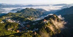 九华山山间云海环绕的壮美景观