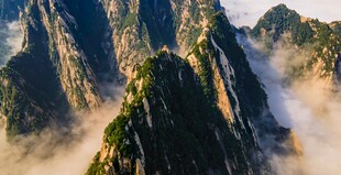 华山云雾缭绕的壮丽山峰