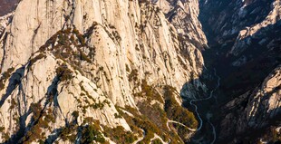 华山险峻的壮丽山壁景观