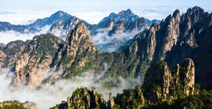 黄山壮丽山峦云雾缭绕美景
