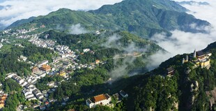 九华山云雾间的村落美景