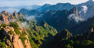 黄山壮丽山峦云雾缭绕美景