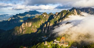 九华山壮丽山景云雾缭绕