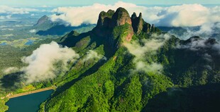莲花山空中俯瞰葱郁山峦与湖泊
