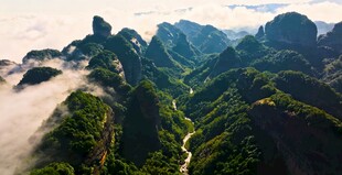 莲花山壮美山峦云雾缭绕景观