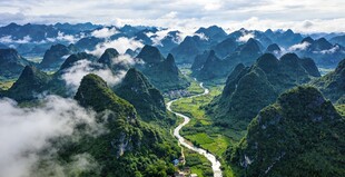 莲花山壮美山峦间蜿蜒河流景观