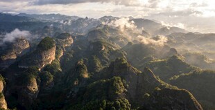 莲花山壮丽山峦云海景观