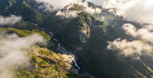 罗浮山云雾缭绕的壮丽山峦