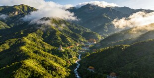 罗浮山云雾缭绕溪流