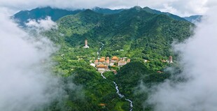 罗浮山云雾缭绕中的山间村落