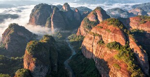 龙川霍山壮丽山峦云海景观