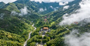 罗浮山山间云雾缭绕