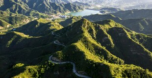 蟒山蜿蜒于山峦之间