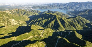 蟒山壮丽山峦俯瞰美景