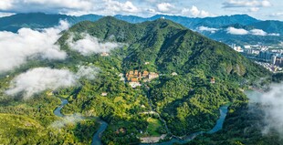山峦云海间的壮美风光