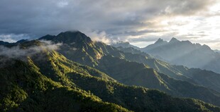 山间晨曦美景